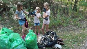 Trzy dziewczynki sprzątające miejscowość, w której...
