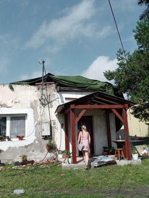 ludzie wchodzący do domu