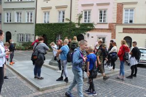 dzieci zwiedzają starówkę Warszawy