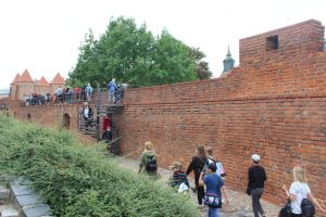 dzieci zwiedzają starówkę Warszawy