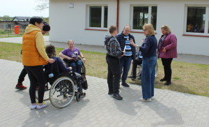 gry i zabawy przed budynkiem z osobami niepełnosprawnymi