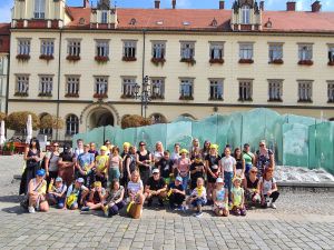 grupa dzieci przed fontanną we Wrocławiu