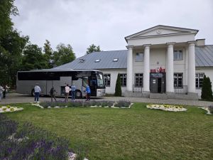 ludzie wchodzą do autokaru przed Urzędem Gminy Obrowo
