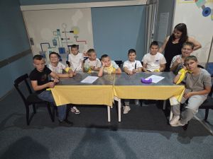 grupa chłopców rozwiązujących zadanie