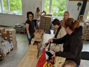 kobiety pakują żywność w torby