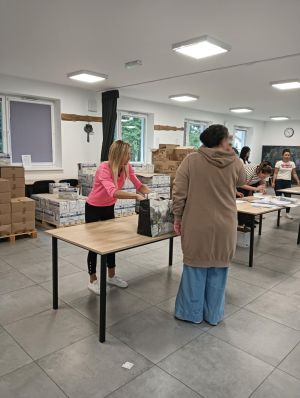 kobiety pakują żywność