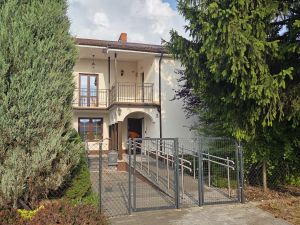 budynek z widocznym podjazdem do budynku