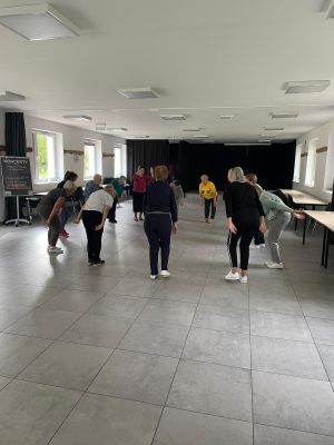 seniorzy ćwiczą gimnastykę