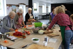 kobiety przygotowujące posiłek