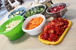 zdjęcie obranych warzyw w miskach