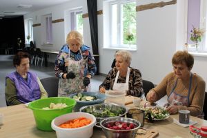 kobiety obierające warzywa