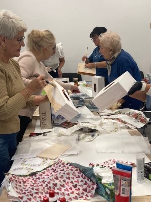 kobiety dekorują pudełka