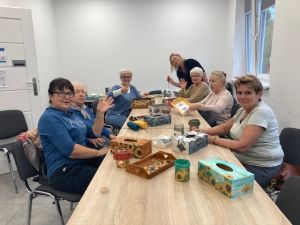 kobiety dekorują pudełka