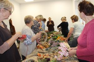 kobiety przygotowują kompozycje kwiatowe