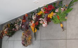 zdjęcie kompozycji kwiatowych