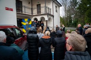 ludzie przed budynkiem