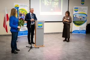 władze gminy składają kwiaty na ręce kierownik GOPS
