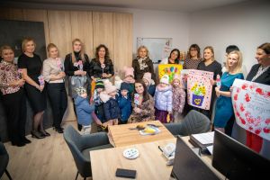 dzieci składają życzenia pracownikom socjalnym