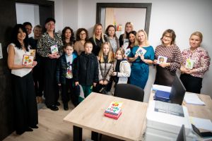 dzieci składają życzenia pracownikom socjalnym