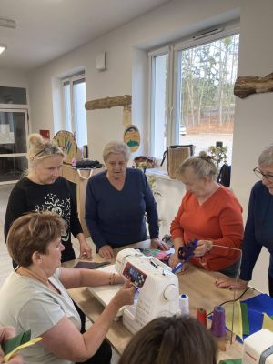 kobiety uczą się szyć