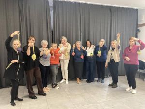 kobiety prezentują samodzielnie zrobione bombki z materiału