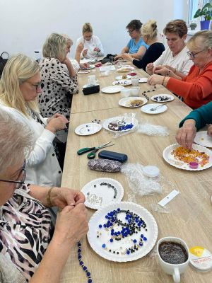 kobiety robią biżuterię