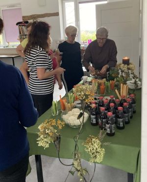 kobiety wykonują soki z warzyw