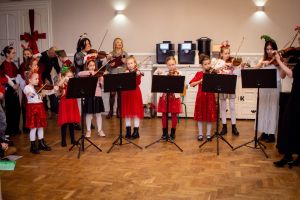 dzieci grają na skrzypcach