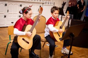 dwójka dzieci gra na gitarach