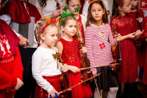 dzieci trzymają skrzypce