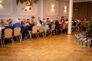 zdjęcie sali z siedzącymi ludźmi