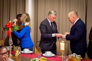 Wójt Gminy Obrowo dzieli się opłatkiem z Przewodniczącym Rady Gminy