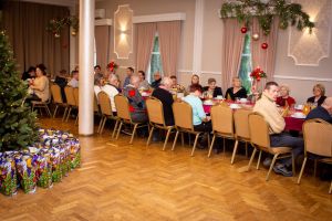 zdjęcie sali z siedzącymi ludźmi