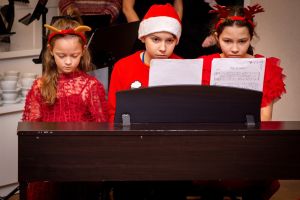 dzieci grają na pianinie