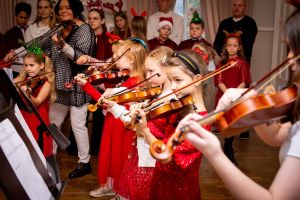 dzieci grają na skrzypcach