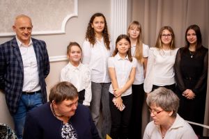 dzieci uśmiechają się