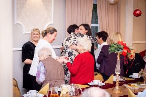 ludzie dzielą się opłatkiem