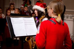 nastolatki grają na saksofonach