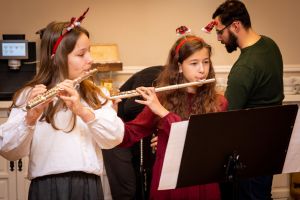 dzieci grają na fletach poprzecznych