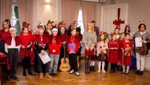 dzieci oczekujące na swój występ