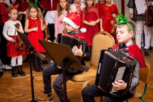 dwóch chłopców grających na akordeonach