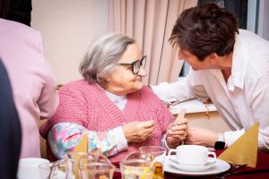 dwie kobiety składają sobie życzenia