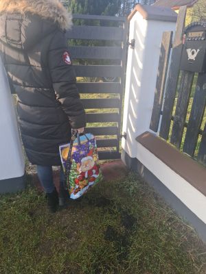 kobieta trzyma reklamówkę