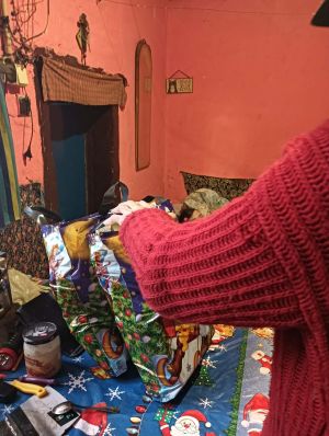 ręka trzymająca reklamówkę