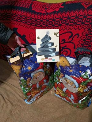 reklamówki z darami i kartką świąteczną
