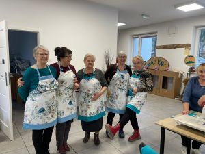 kobiety tańczą w fartuchach