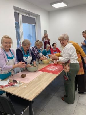 kobiety przygotowują ciasto na pierniki