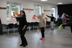 kobiety tańczą z chusteczkami