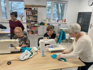 kobiety szyją fartuszki