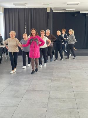 kobiety tańczą poloneza w parach